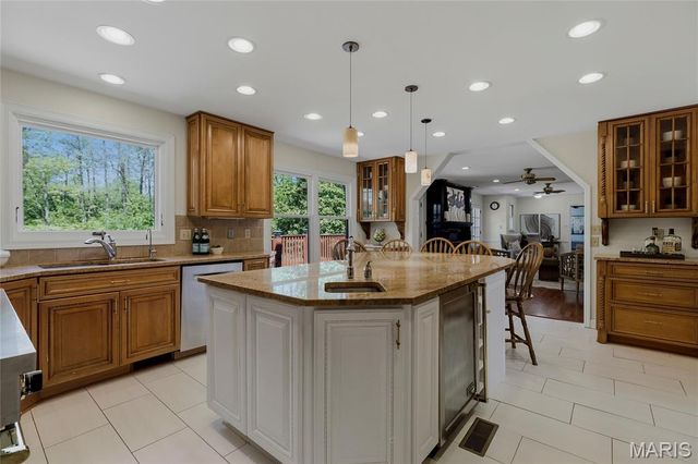 16 Williamsburg Road, Creve Coeur, MO 63141