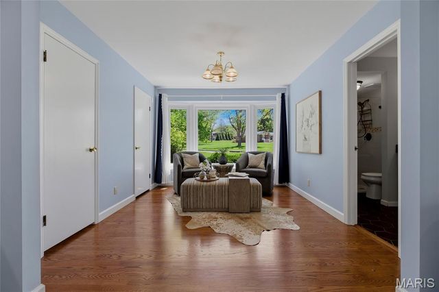 16 Williamsburg Road, Creve Coeur, MO 63141