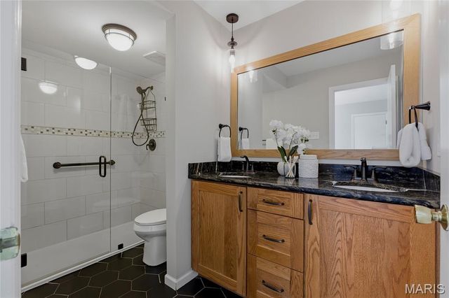 16 Williamsburg Road, Creve Coeur, MO 63141
