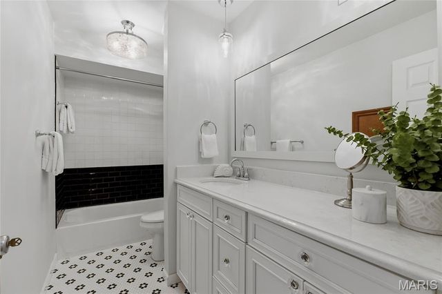 16 Williamsburg Road, Creve Coeur, MO 63141