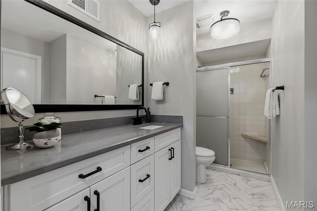 16 Williamsburg Road, Creve Coeur, MO 63141