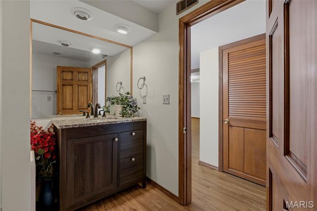 16 Williamsburg Road, Creve Coeur, MO 63141
