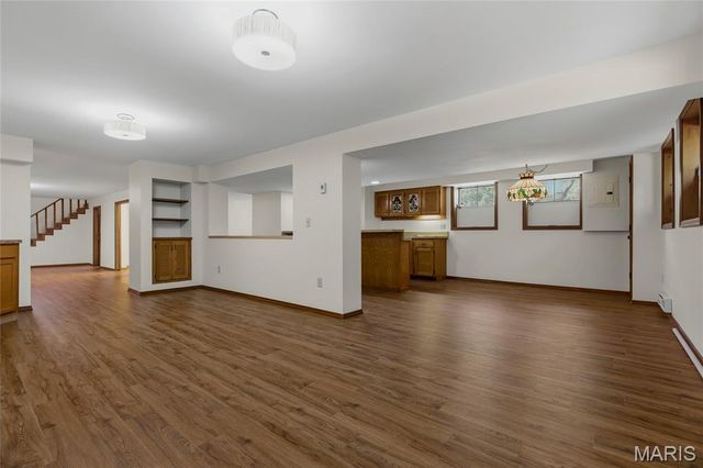 16 Williamsburg Road, Creve Coeur, MO 63141