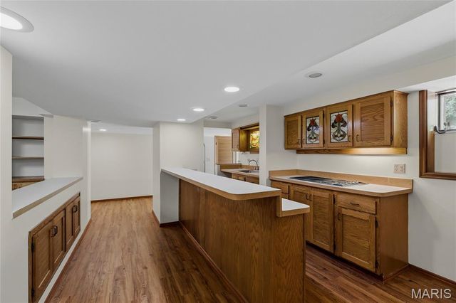 16 Williamsburg Road, Creve Coeur, MO 63141