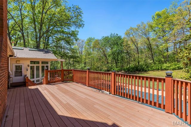16 Williamsburg Road, Creve Coeur, MO 63141