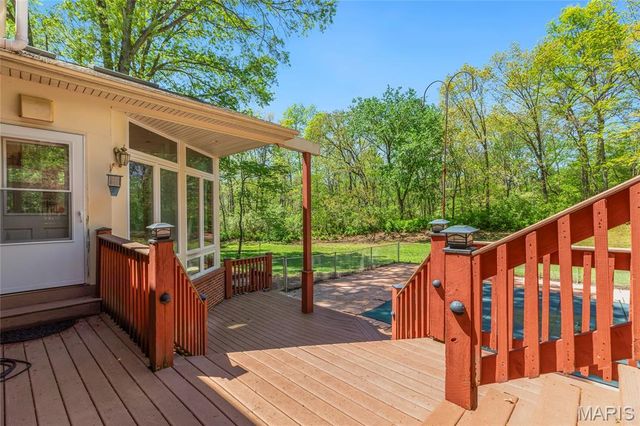 16 Williamsburg Road, Creve Coeur, MO 63141