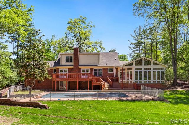 16 Williamsburg Road, Creve Coeur, MO 63141