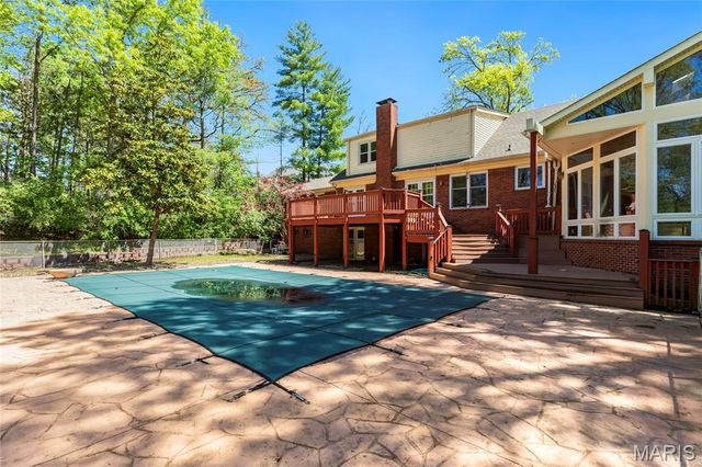 16 Williamsburg Road, Creve Coeur, MO 63141