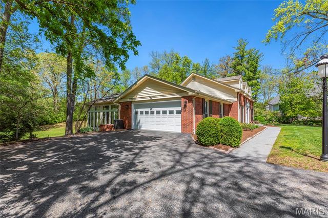 16 Williamsburg Road, Creve Coeur, MO 63141