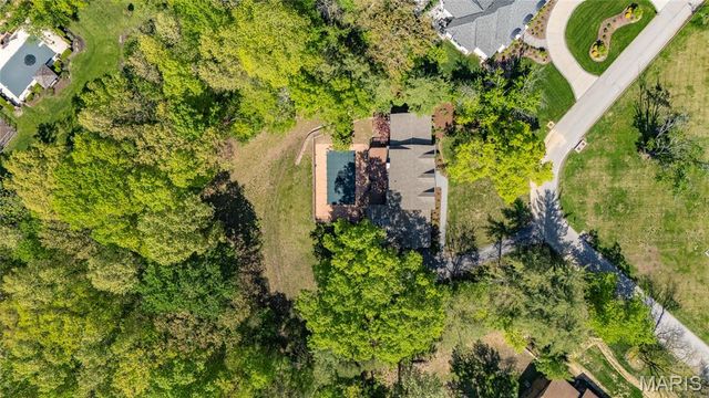 16 Williamsburg Road, Creve Coeur, MO 63141