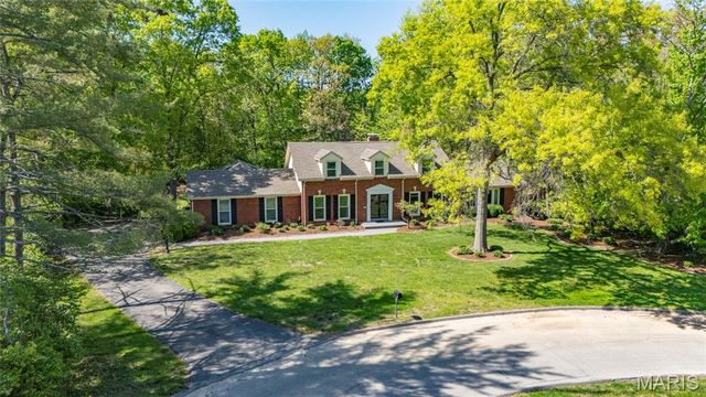 16 Williamsburg Road, Creve Coeur, MO 63141