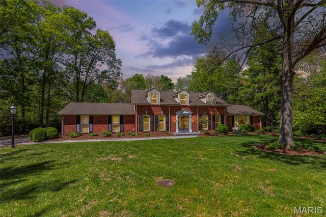 16 Williamsburg Road, Creve Coeur, MO 63141