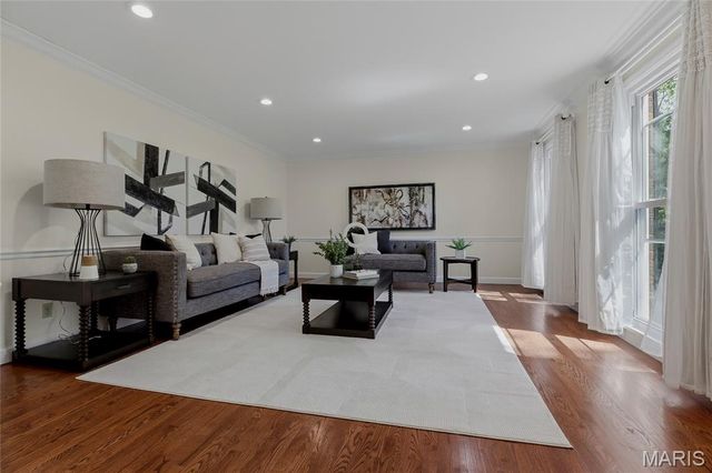 16 Williamsburg Road, Creve Coeur, MO 63141
