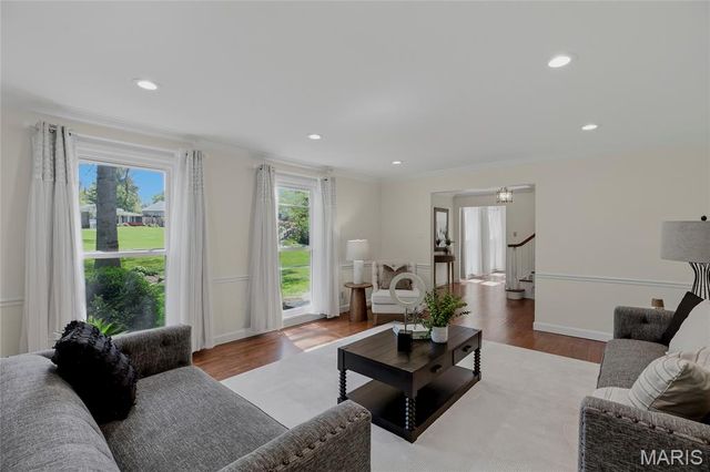16 Williamsburg Road, Creve Coeur, MO 63141