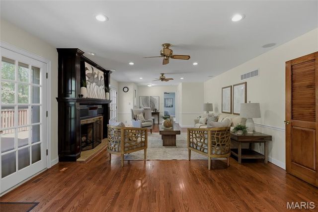 16 Williamsburg Road, Creve Coeur, MO 63141