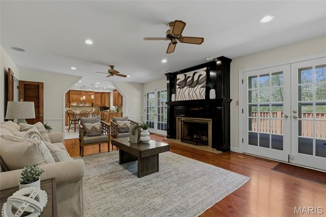 16 Williamsburg Road, Creve Coeur, MO 63141