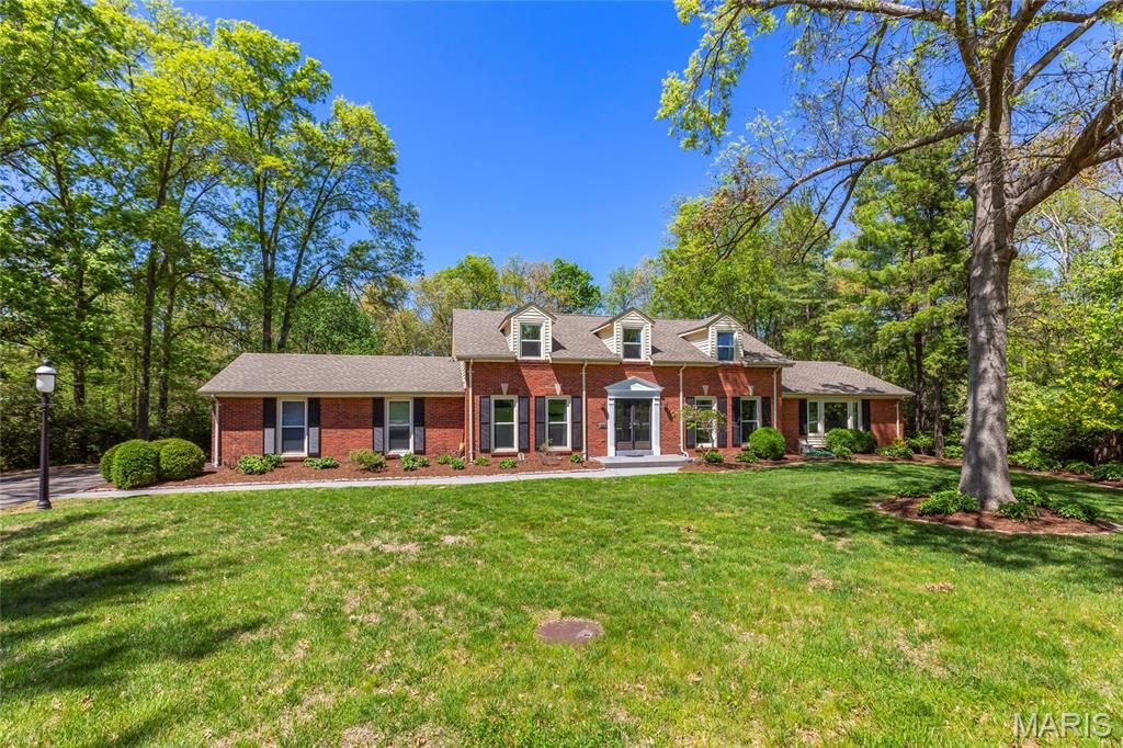 16 Williamsburg Road, Creve Coeur, MO 63141
