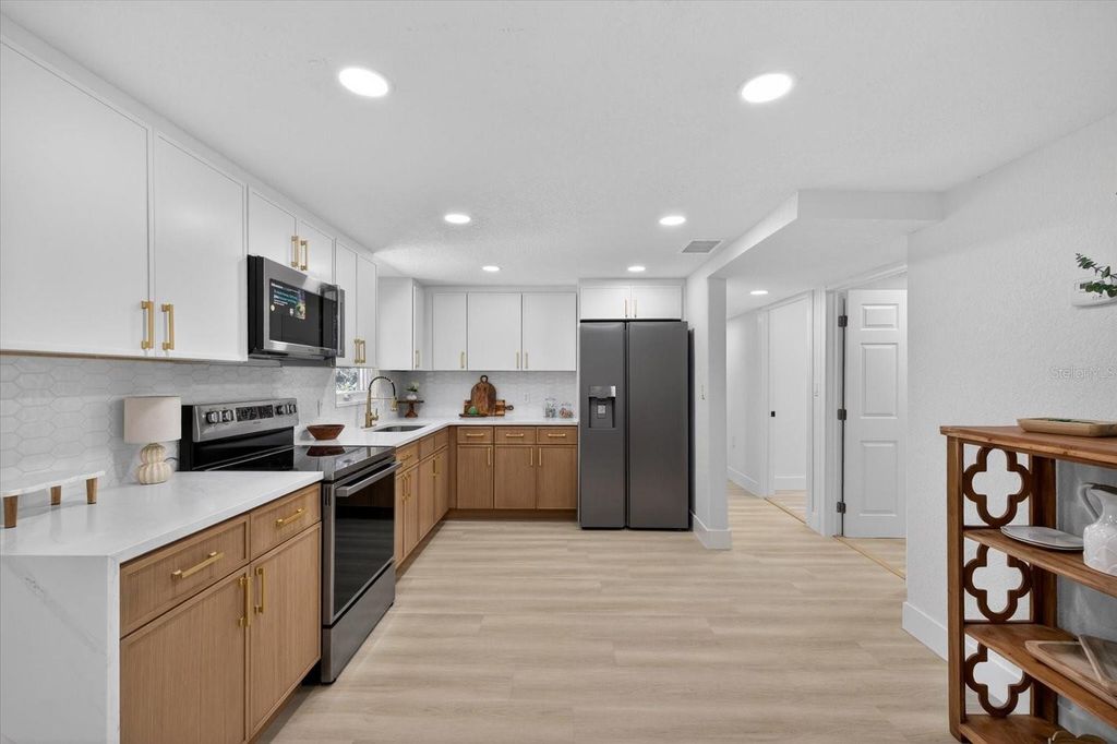 Image 5 of property listing at 8940 WICKER LANE, New Port Richey, FL 34654