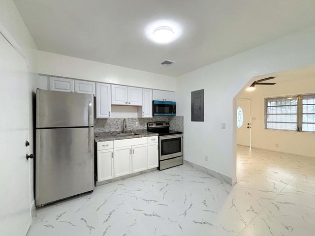 4009 SW 24th Street, West Park, FL 33023