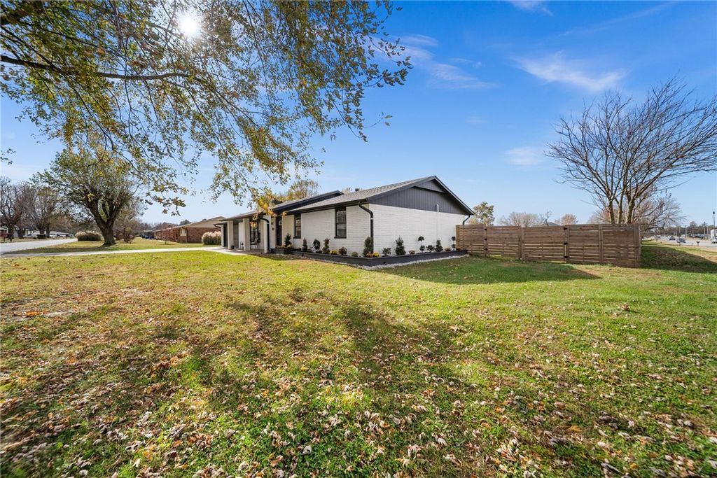 1822 Daisy Circle, Lowell, AR 72745