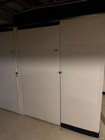 587 E Fox Hills Drive, Bloomfield Village, MI 48304