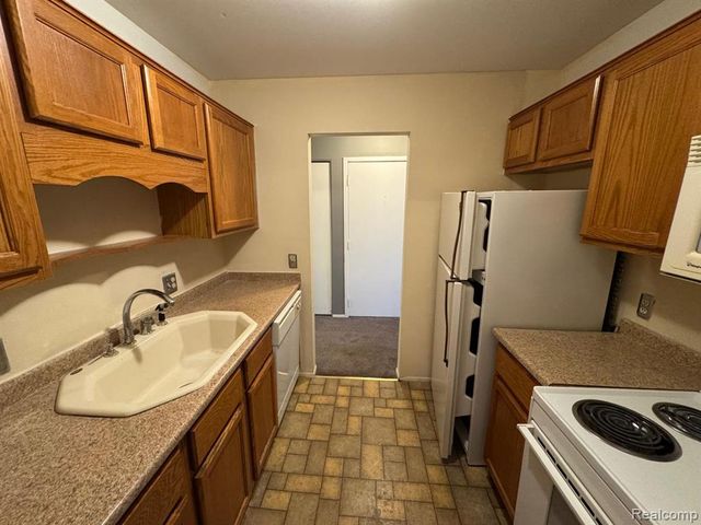 587 E Fox Hills Drive, Bloomfield Village, MI 48304