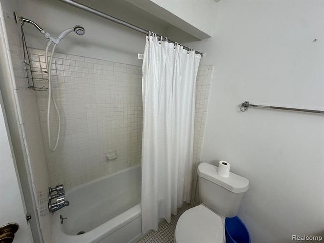 587 E Fox Hills Drive, Bloomfield Village, MI 48304