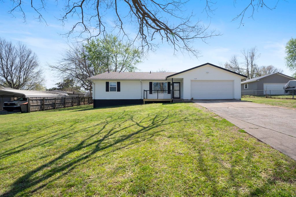 1029 Red Bud Drive, Grove, OK 74344