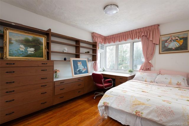 200 Melbourne Road, Great Neck, NY 11021