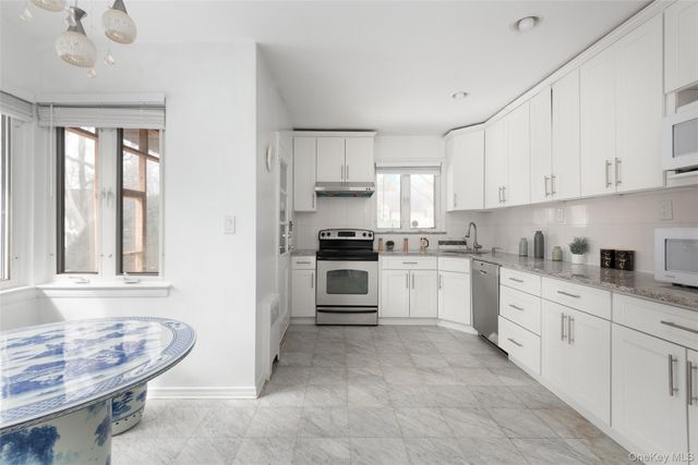 200 Melbourne Road, Great Neck, NY 11021