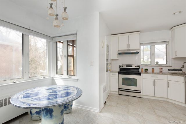 200 Melbourne Road, Great Neck, NY 11021