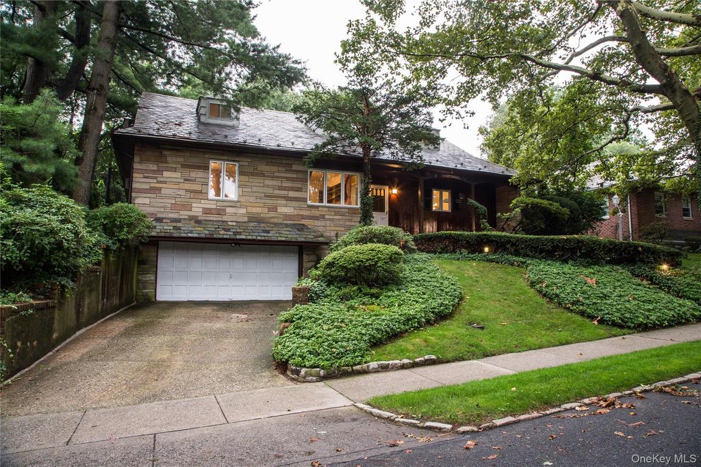 200 Melbourne Road, Great Neck, NY 11021