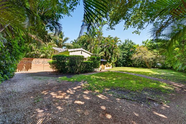 1103 NE 118th St, Biscayne Park, FL 33161