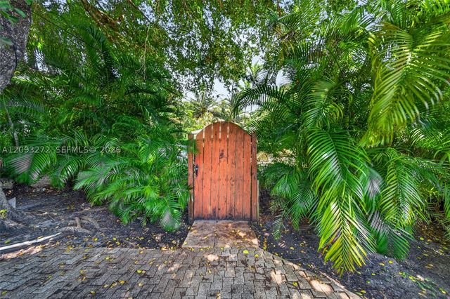 1103 NE 118th St, Biscayne Park, FL 33161