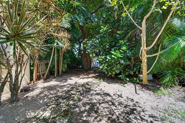 1103 NE 118th St, Biscayne Park, FL 33161
