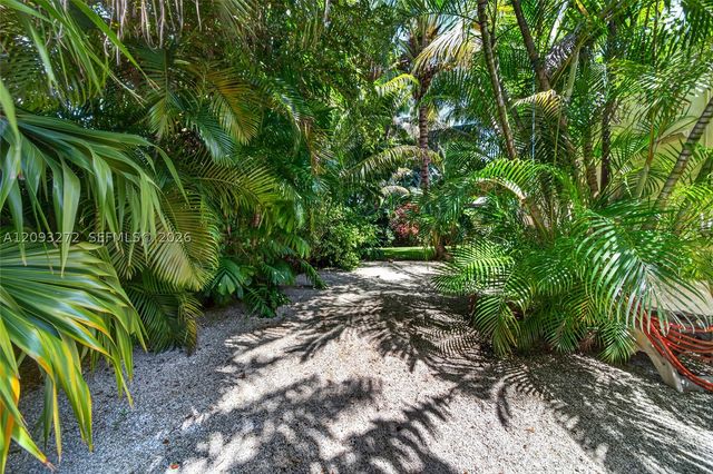 1103 NE 118th St, Biscayne Park, FL 33161