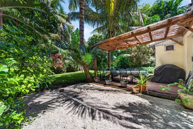 1103 NE 118th St, Biscayne Park, FL 33161
