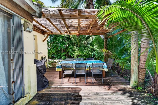 1103 NE 118th St, Biscayne Park, FL 33161
