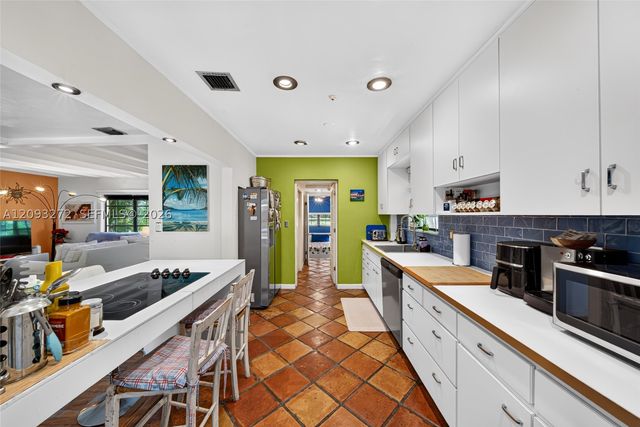 1103 NE 118th St, Biscayne Park, FL 33161