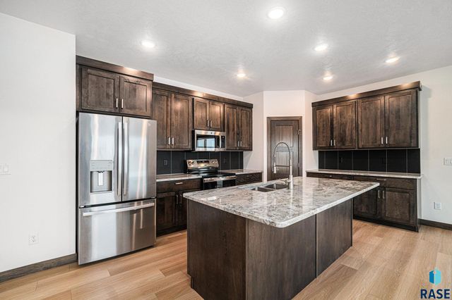 5712 S Huntwood Ave, Sioux Falls, SD 57108