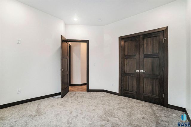 5712 S Huntwood Ave, Sioux Falls, SD 57108