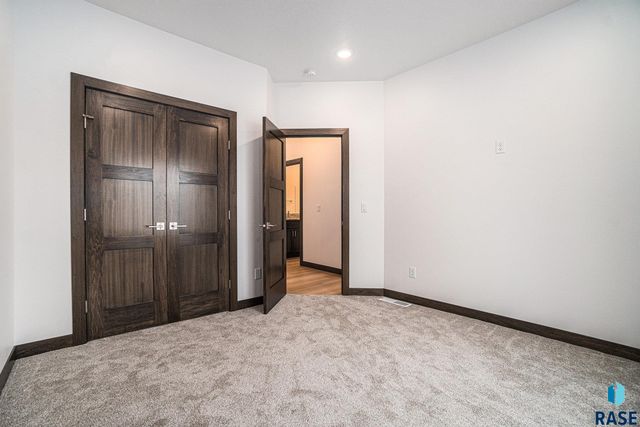 5712 S Huntwood Ave, Sioux Falls, SD 57108