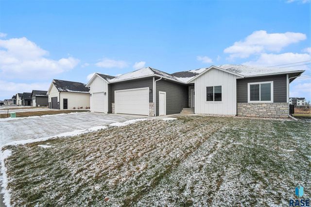 5712 S Huntwood Ave, Sioux Falls, SD 57108