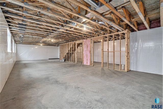 5712 S Huntwood Ave, Sioux Falls, SD 57108