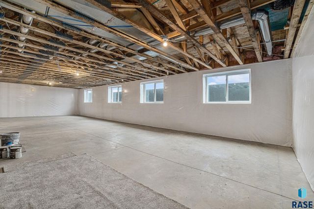 5712 S Huntwood Ave, Sioux Falls, SD 57108