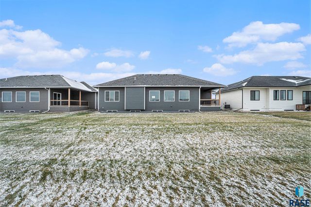 5712 S Huntwood Ave, Sioux Falls, SD 57108