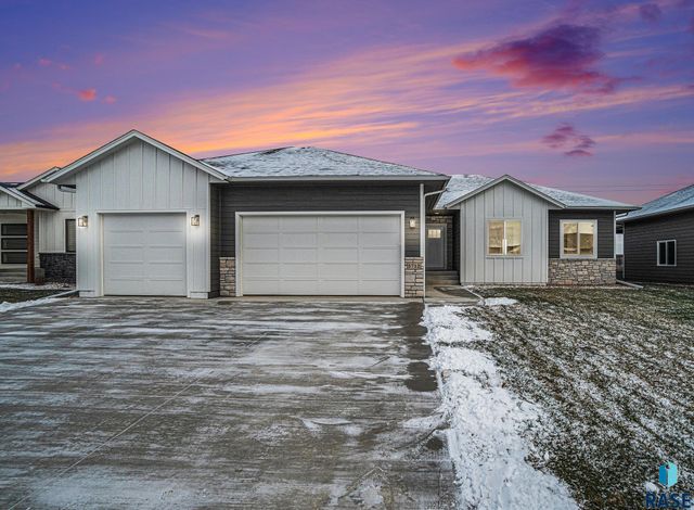 5712 S Huntwood Ave, Sioux Falls, SD 57108