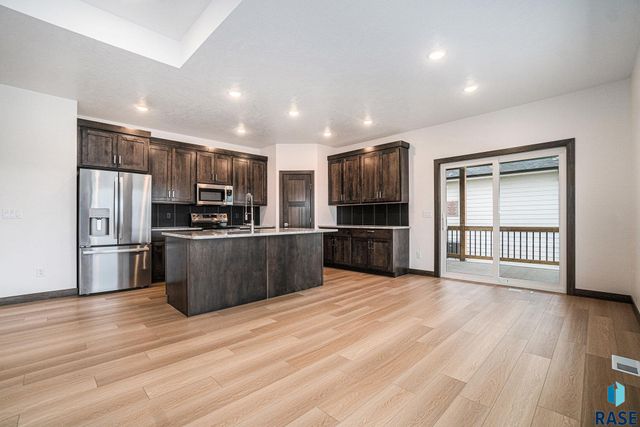 5712 S Huntwood Ave, Sioux Falls, SD 57108