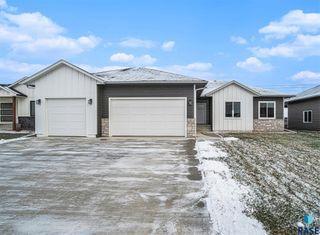 5712 S Huntwood Ave, Sioux Falls, SD 57108