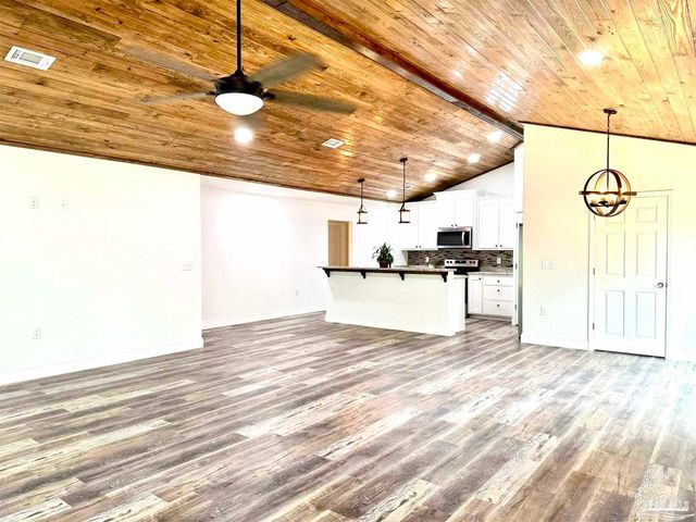 2943 N 13th Ave, Milton, FL 32583